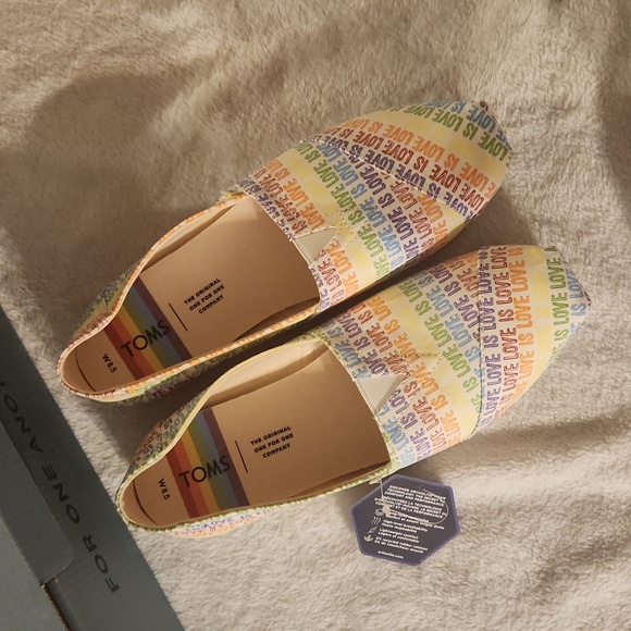 Limited edition love is love Toms size 8.5 women's - Picture 3 of 4